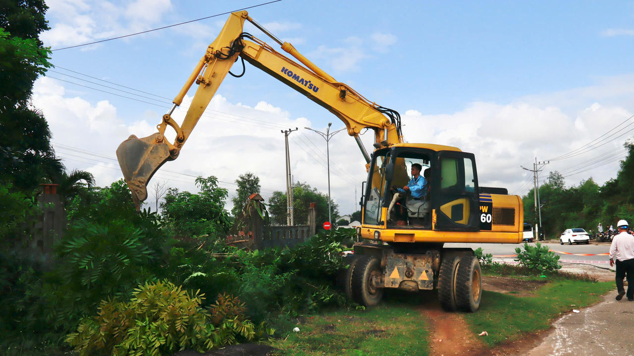 Cưỡng chế ngôi nhà trên tuyến đường trung tâm khu kinh tế Dung Quất