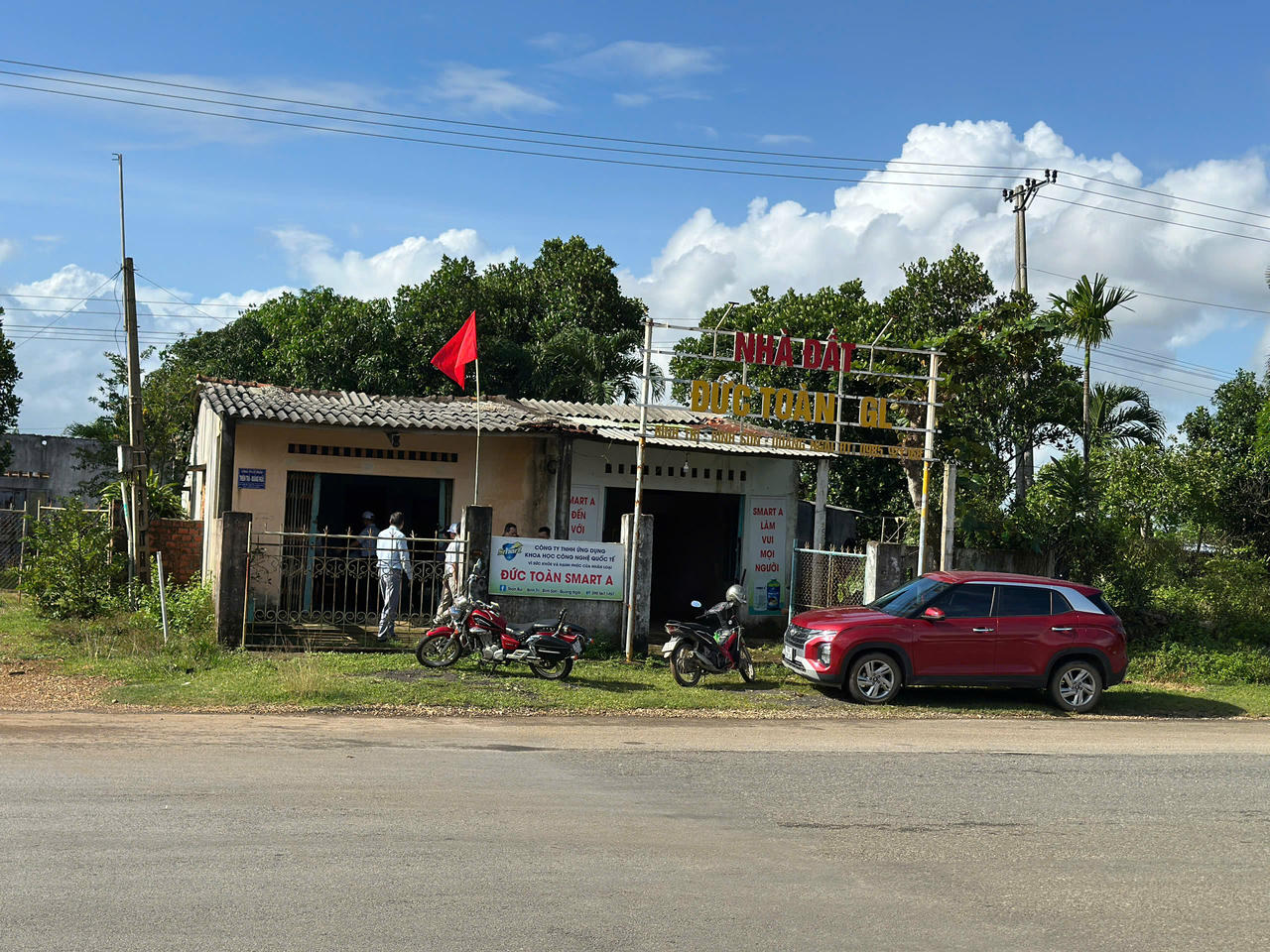 Cưỡng chế ngôi nhà trên tuyến đường trung tâm khu kinh tế Dung Quất