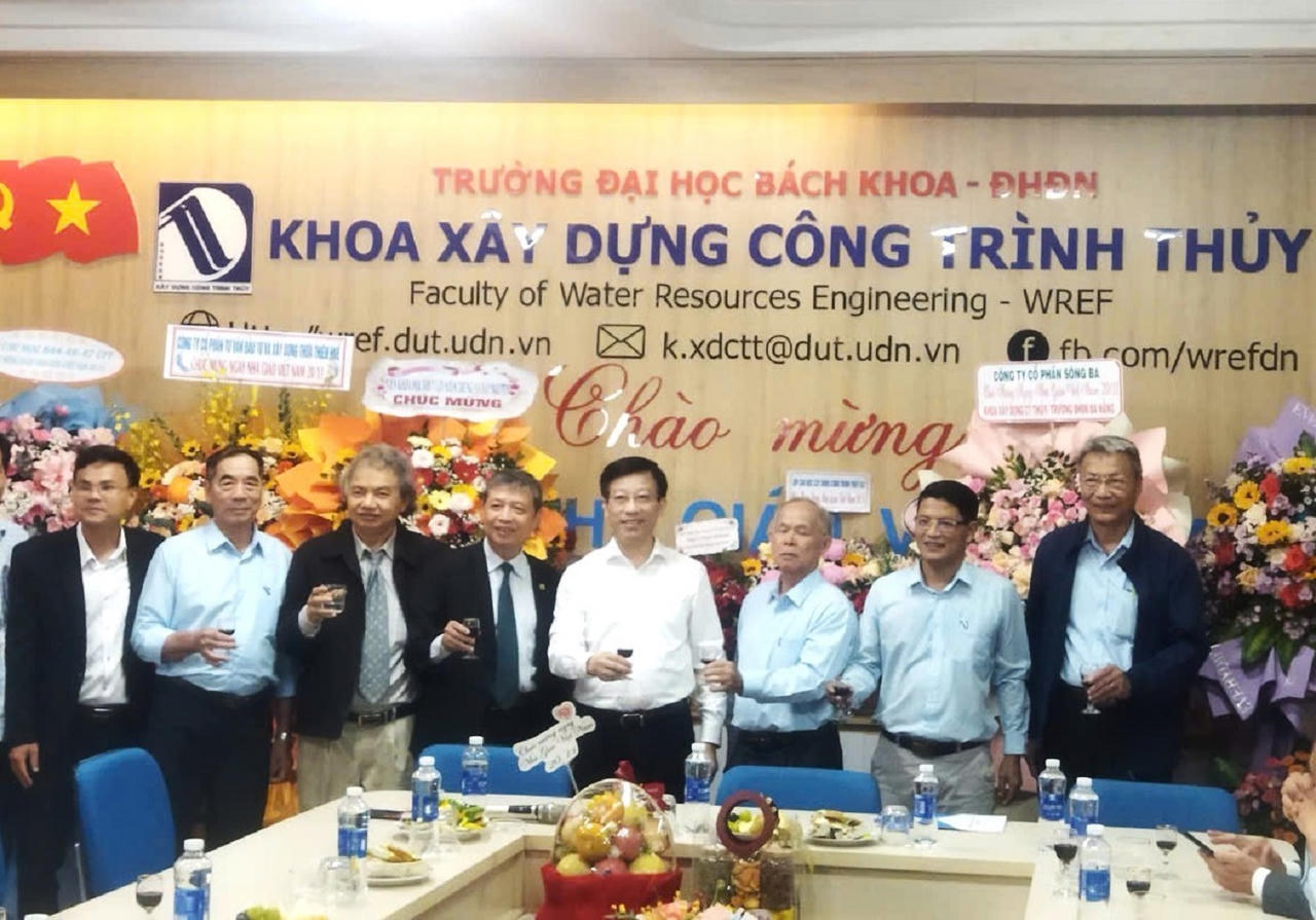 Công ty Cổ phần Thủy điện A Vương thăm, chúc mừng ngày Nhà giáo Việt Nam 20/11