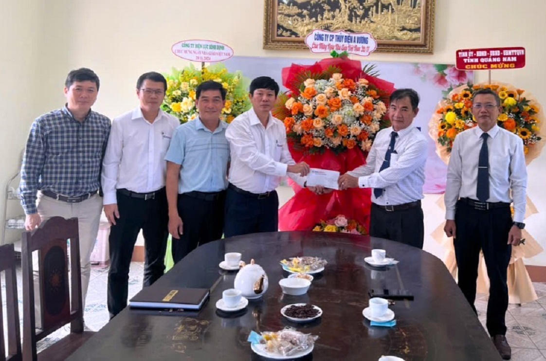 Công ty Cổ phần Thủy điện A Vương thăm, chúc mừng ngày Nhà giáo Việt Nam 20/11