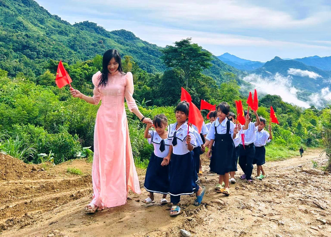 Quảng Nam đề xuất hỗ trợ 50-100 triệu đồng/người cho giáo viên lên vùng cao công tác