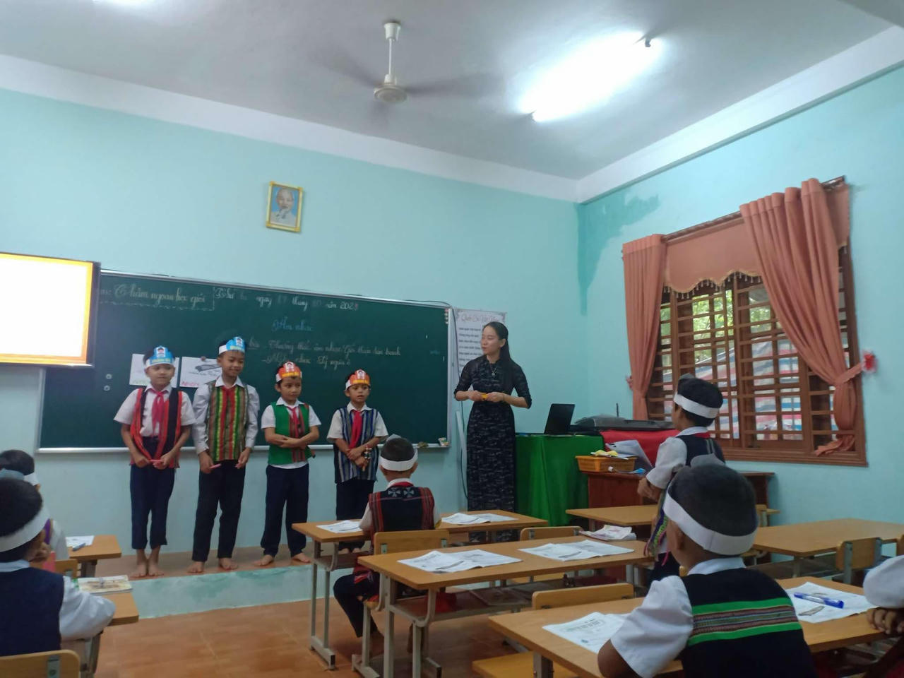 Quảng Nam đề xuất hỗ trợ 50-100 triệu đồng/người cho giáo viên lên vùng cao công tác