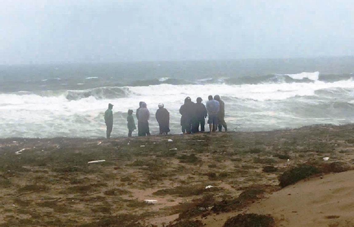 Tàu cá Quảng Ngãi bị sóng chìm, một người mất tích, một người tử vong