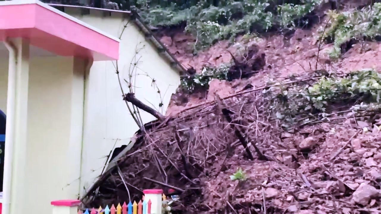 Sạt lở làm sập điểm trường ở huyện vùng cao Nam Trà My