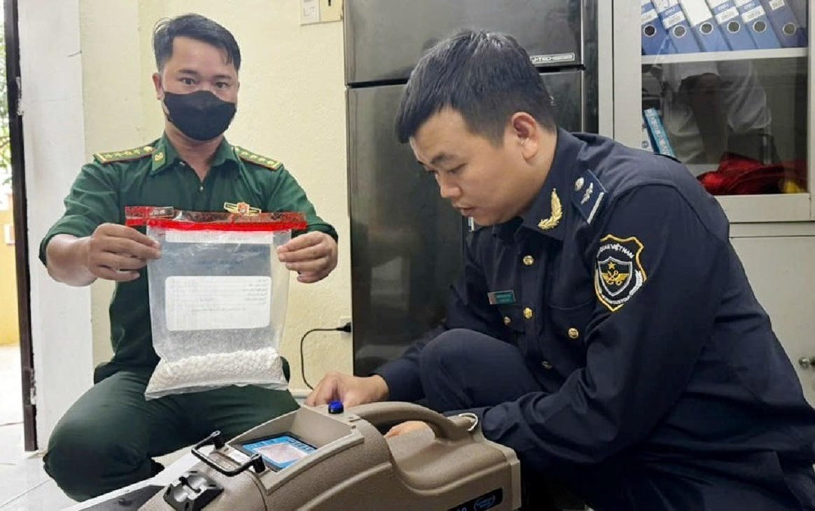 Liên tiếp phát hiện hơn 3.000 viên nén nghi ma túy trôi dạt vào bờ biển Quảng Ngãi