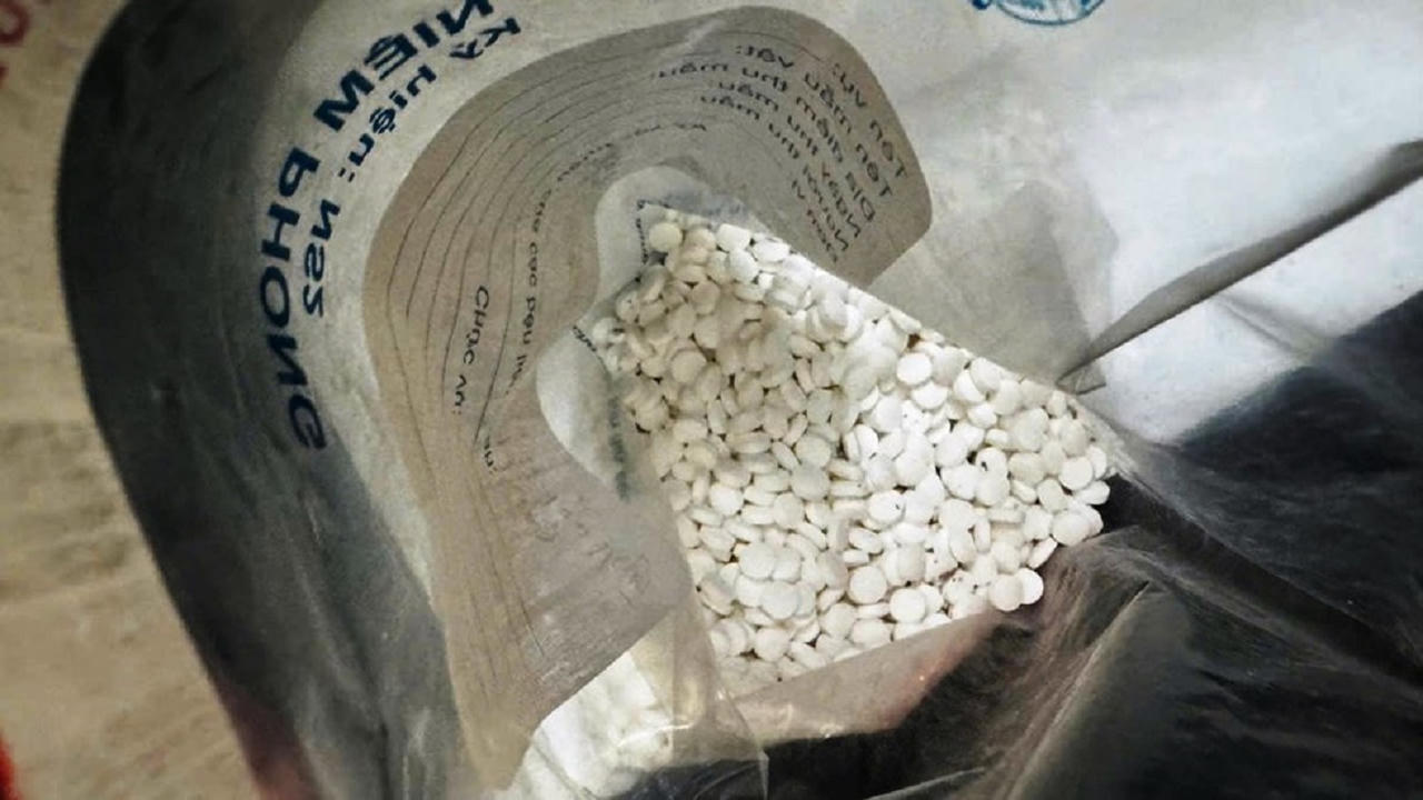 Liên tiếp phát hiện hơn 3.000 viên nén nghi ma túy trôi dạt vào bờ biển Quảng Ngãi