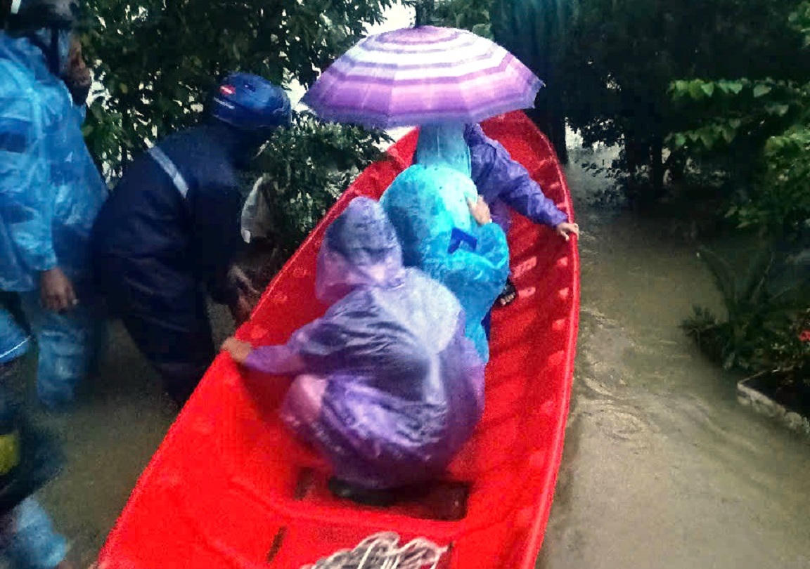 Nước lũ dâng cao, hàng chục nhà dân ở Quảng Ngãi bị ngập sâu