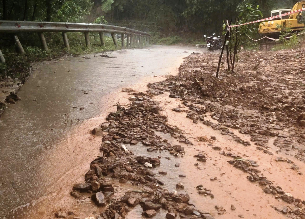 Nước lũ dâng cao, hàng chục nhà dân ở Quảng Ngãi bị ngập sâu