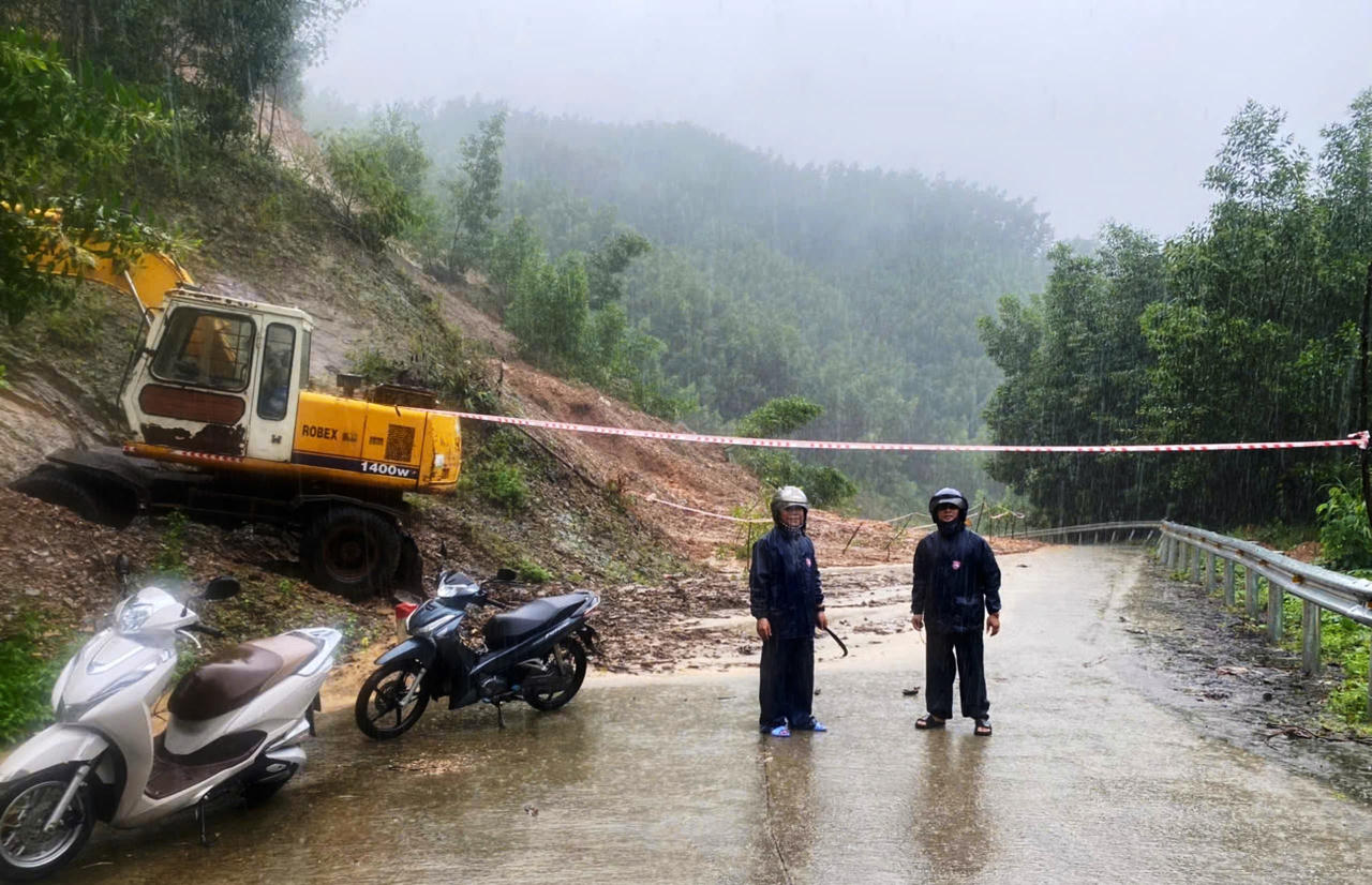 Nước lũ dâng cao, hàng chục nhà dân ở Quảng Ngãi bị ngập sâu