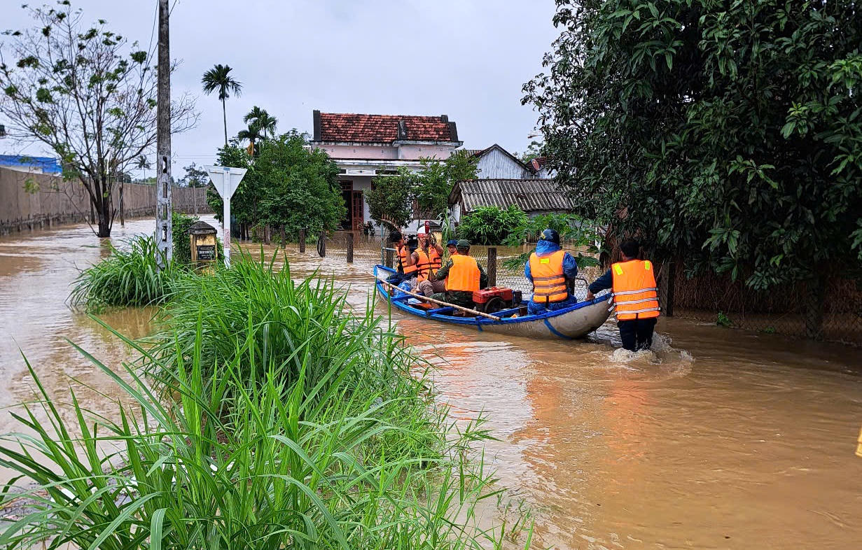 Nước lũ dâng cao, hàng chục nhà dân ở Quảng Ngãi bị ngập sâu