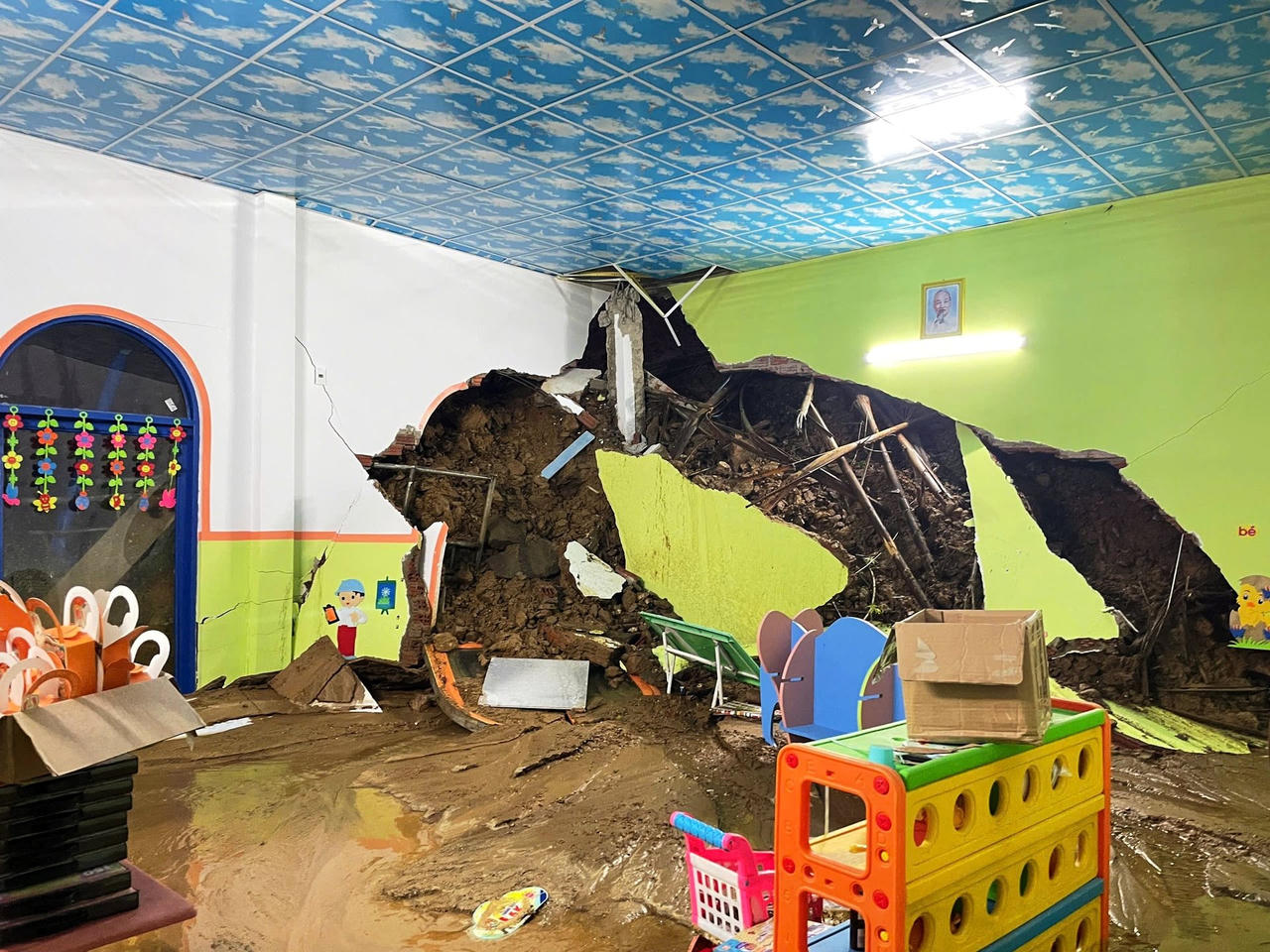 Sạt lở làm sập điểm trường ở huyện vùng cao Nam Trà My