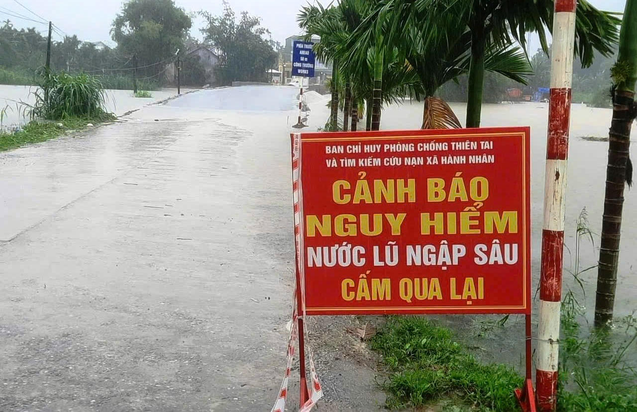 Nước lũ dâng cao, hàng chục nhà dân ở Quảng Ngãi bị ngập sâu