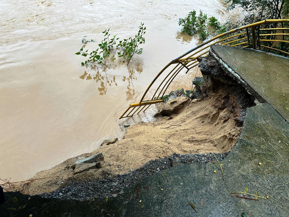 Hạ tầng giao thông Quảng Ngãi “tan hoang” sau lũ