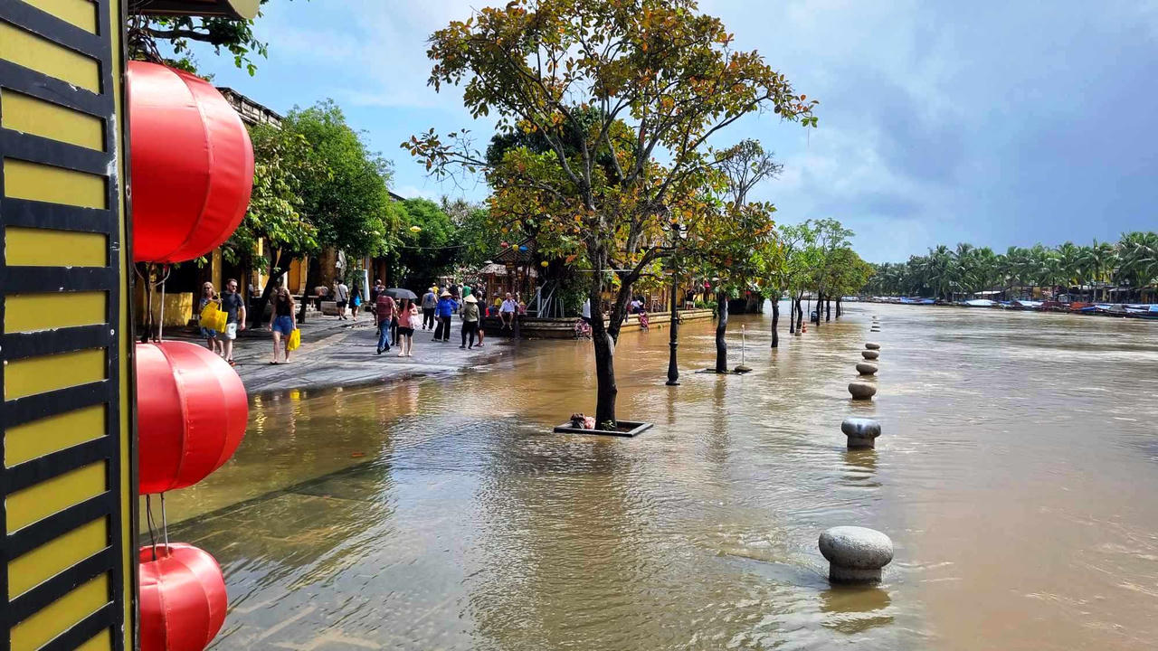 Nước Sông Hoài dâng cao, du khách lội bì bõm chụp hình ở phố cổ Hội An