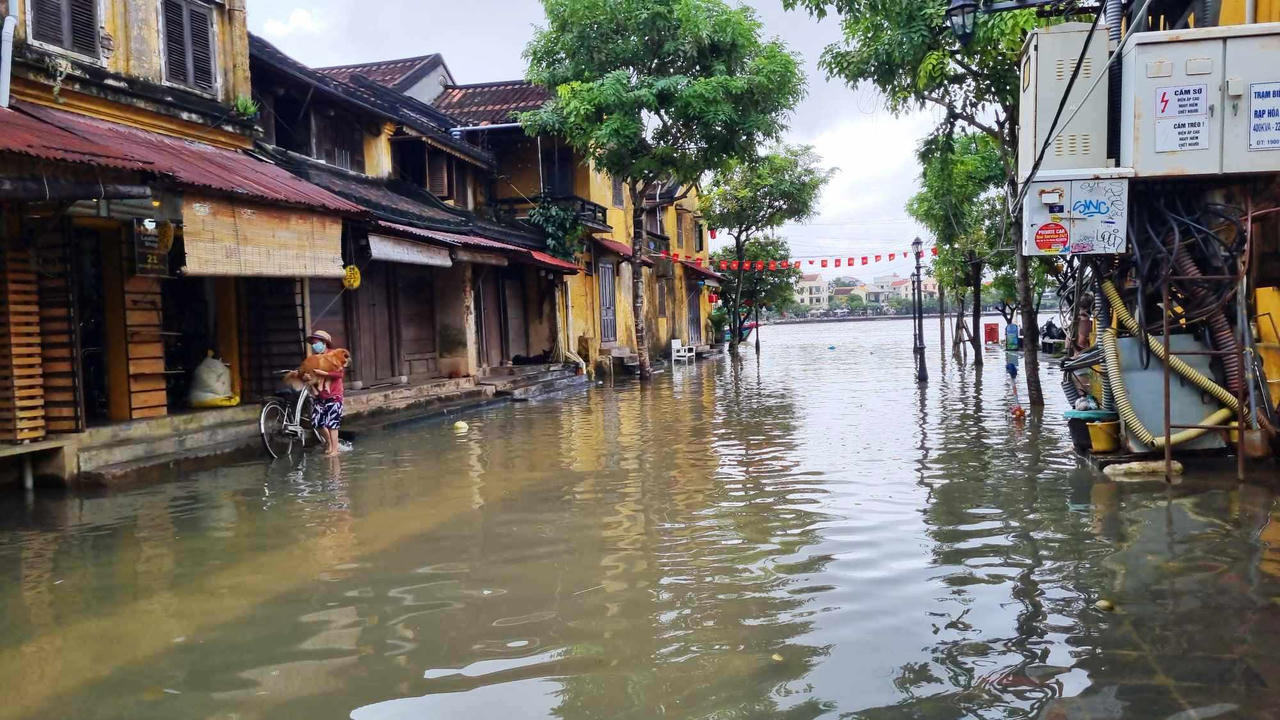 Nước Sông Hoài dâng cao, du khách lội bì bõm chụp hình ở phố cổ Hội An