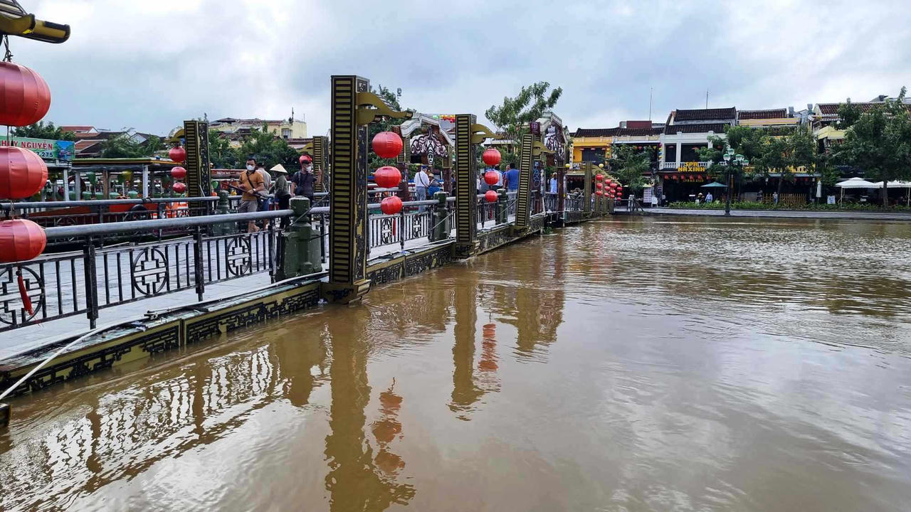 Nước Sông Hoài dâng cao, du khách lội bì bõm chụp hình ở phố cổ Hội An