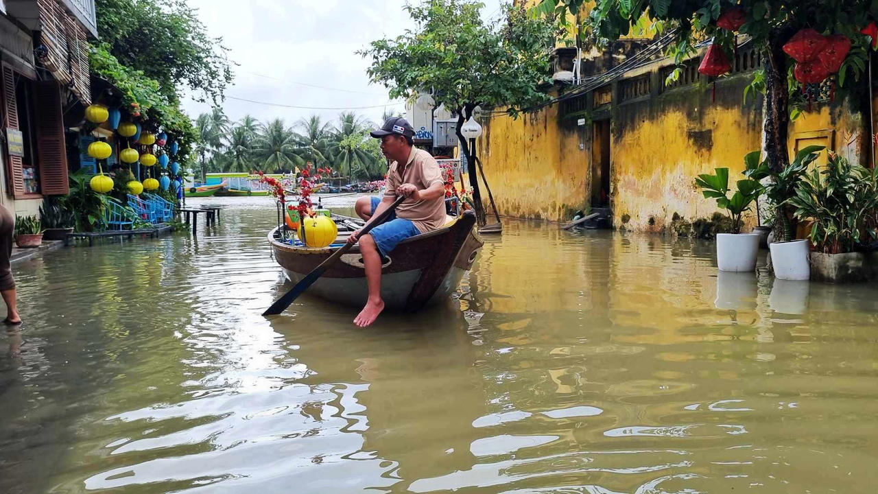 Nước Sông Hoài dâng cao, du khách lội bì bõm chụp hình ở phố cổ Hội An