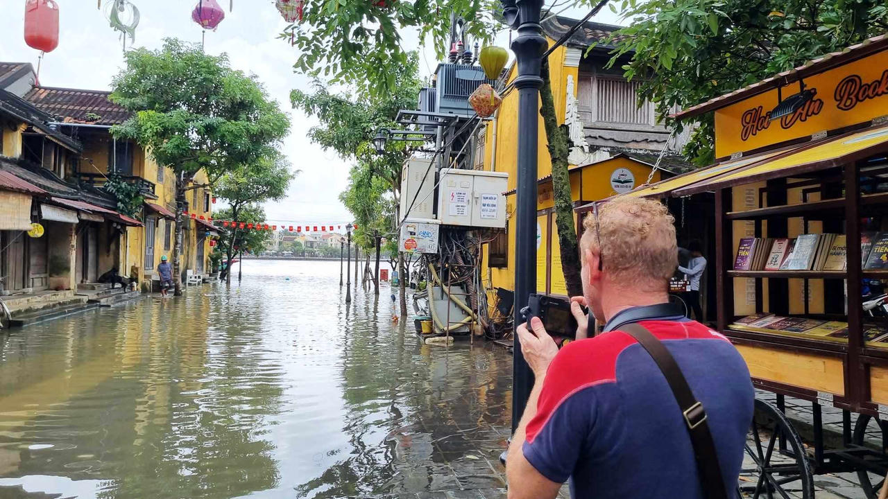 Nước Sông Hoài dâng cao, du khách lội bì bõm chụp hình ở phố cổ Hội An