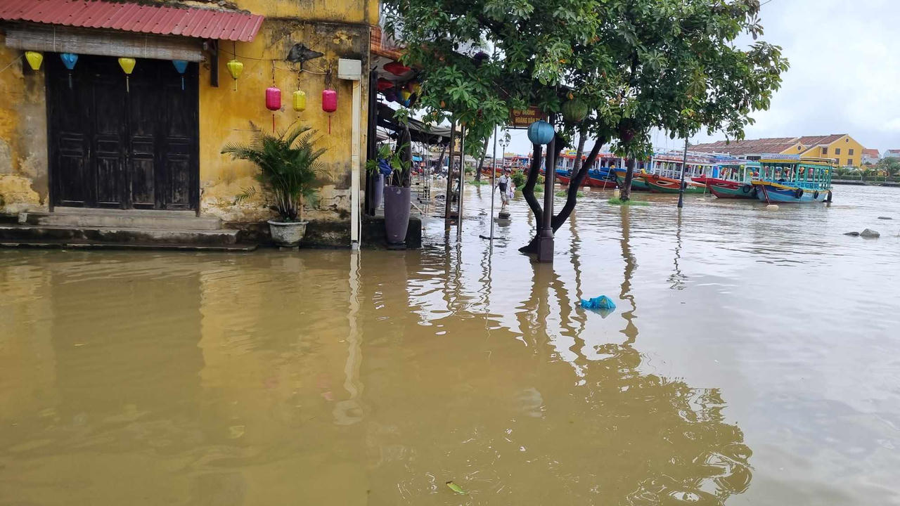 Nước Sông Hoài dâng cao, du khách lội bì bõm chụp hình ở phố cổ Hội An