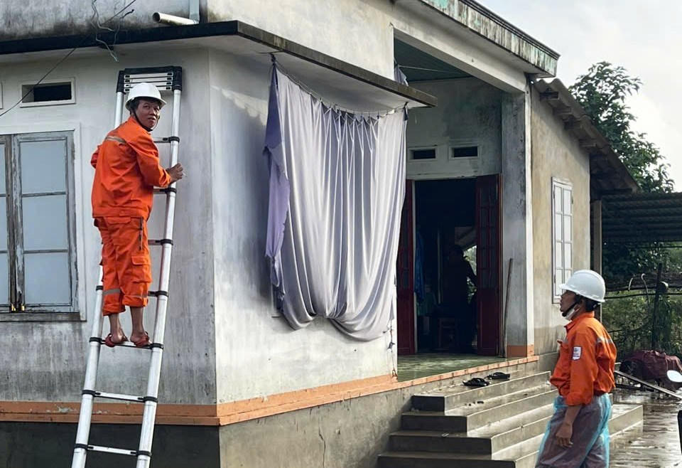 Lũ rút, Quảng Ngãi tích cực hỗ trợ người dân dọn dẹp, khôi phục cuộc sống