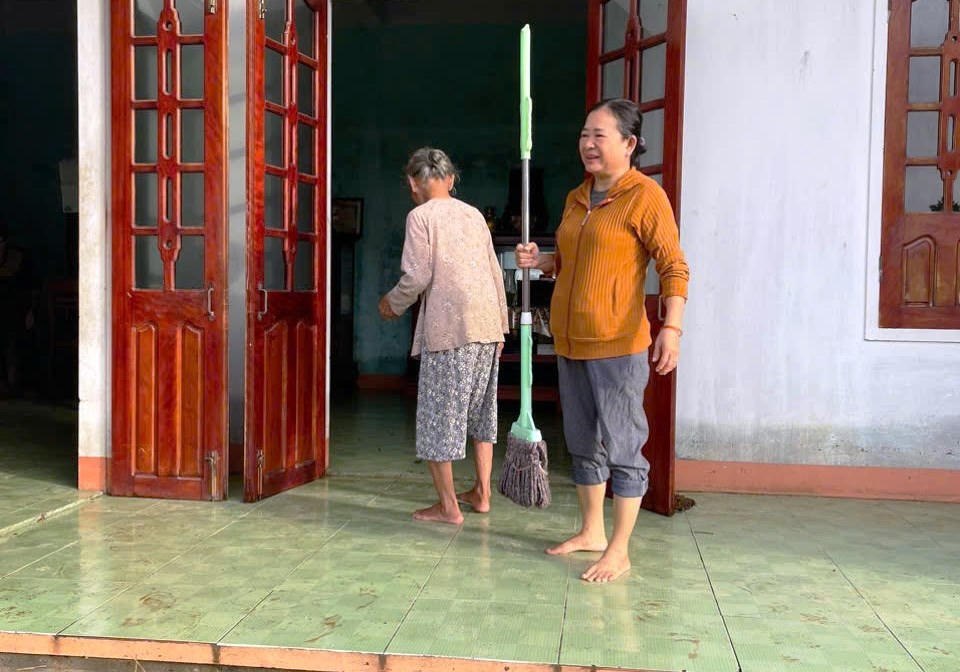 Lũ rút, Quảng Ngãi tích cực hỗ trợ người dân dọn dẹp, khôi phục cuộc sống