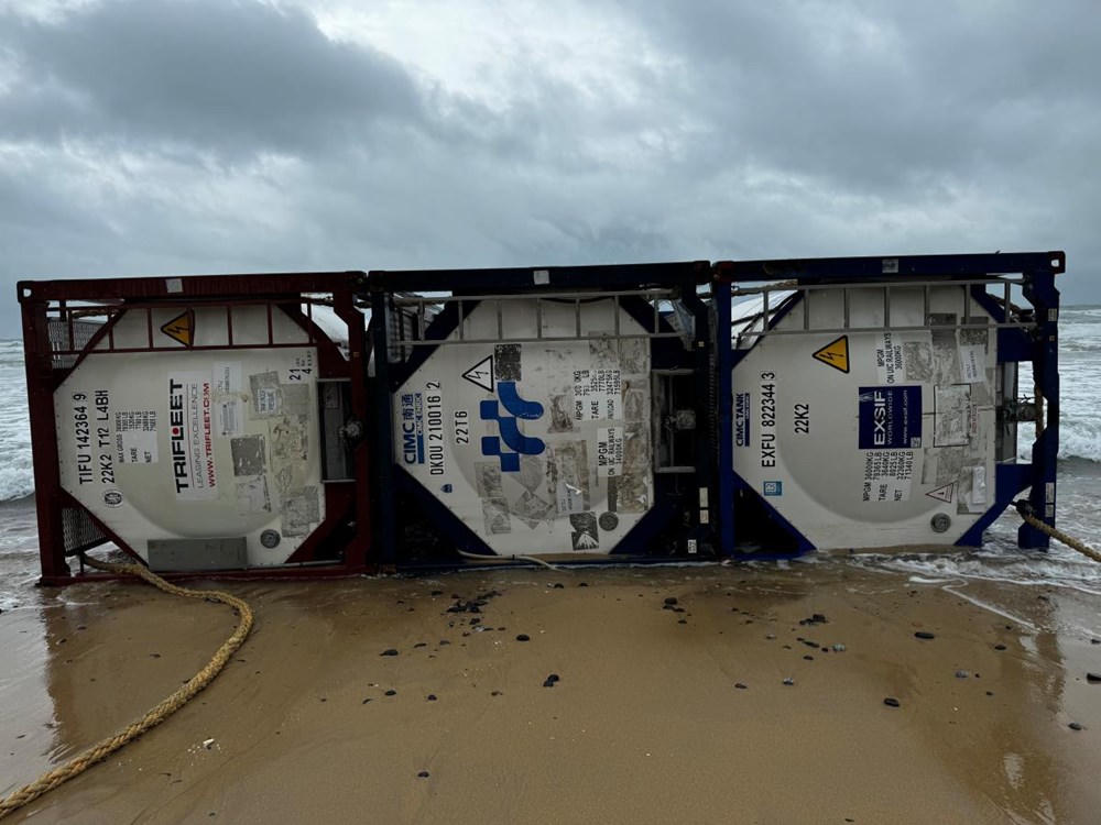 3 bồn kim loại có cảnh báo nguy hiểm dạt vào bờ biển Quảng Ngãi