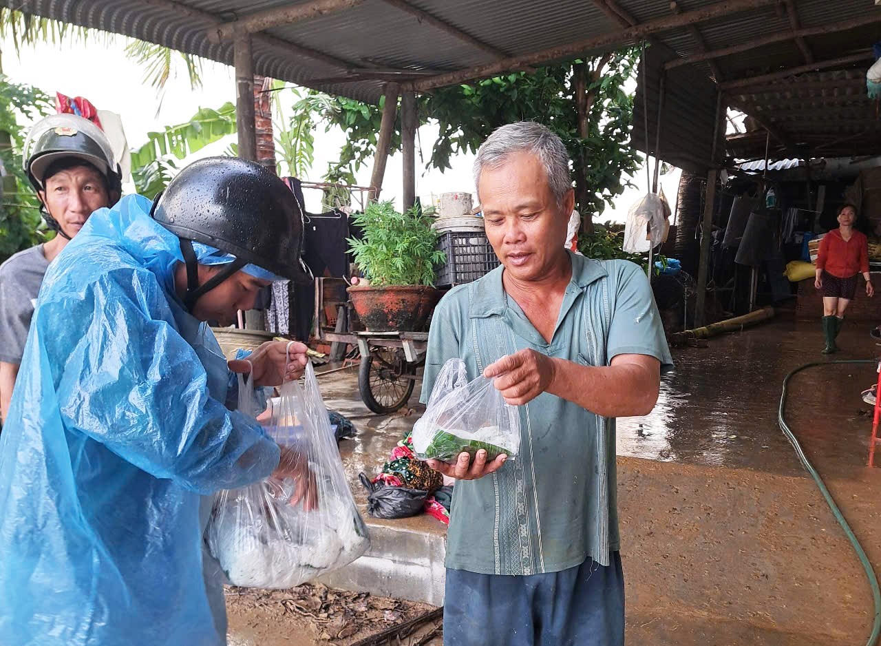 Lũ rút, Quảng Ngãi tích cực hỗ trợ người dân dọn dẹp, khôi phục cuộc sống