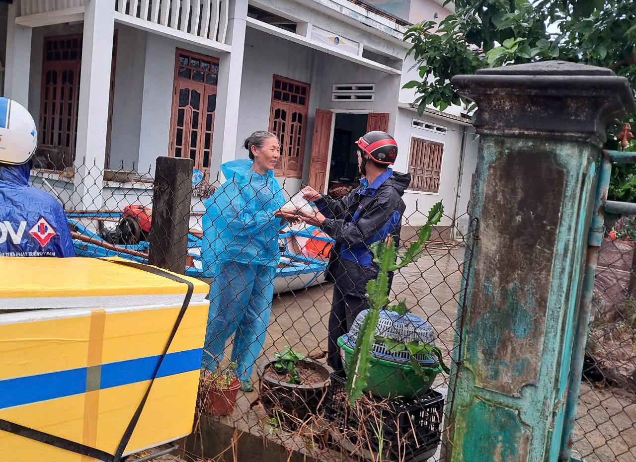 Lũ rút, Quảng Ngãi tích cực hỗ trợ người dân dọn dẹp, khôi phục cuộc sống