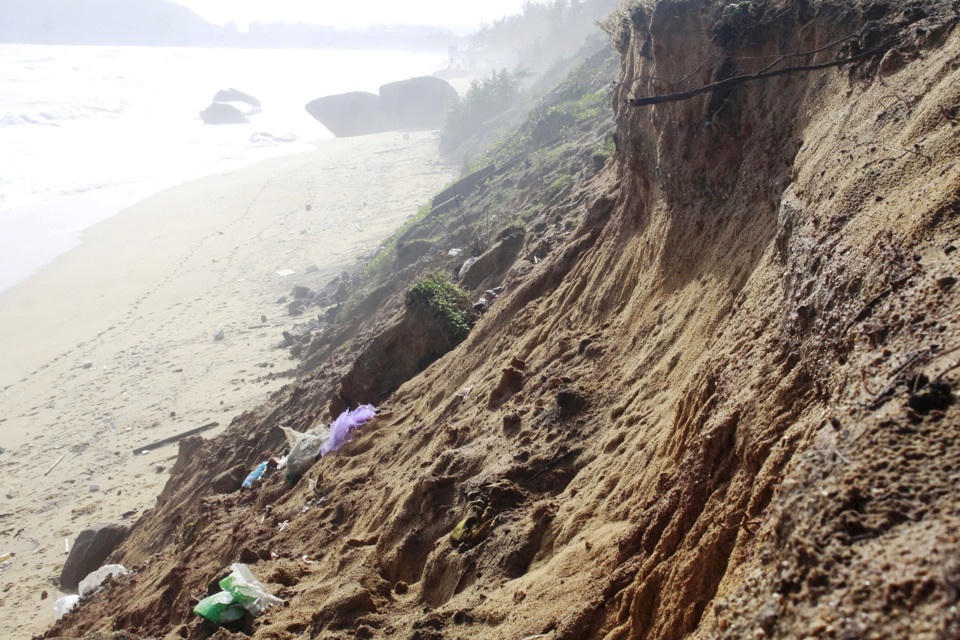 Hạ tầng giao thông Quảng Ngãi “tan hoang” sau lũ