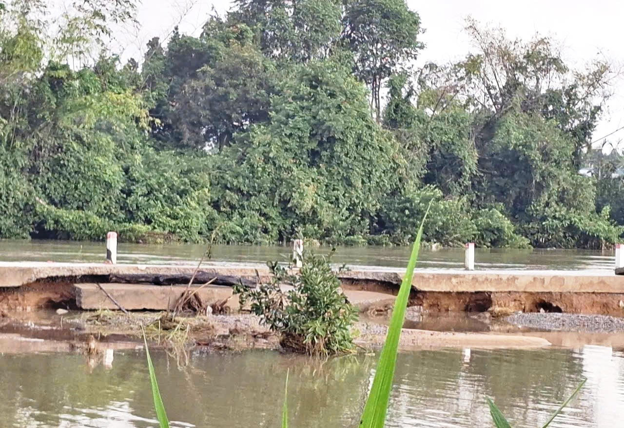 Hạ tầng giao thông Quảng Ngãi “tan hoang” sau lũ