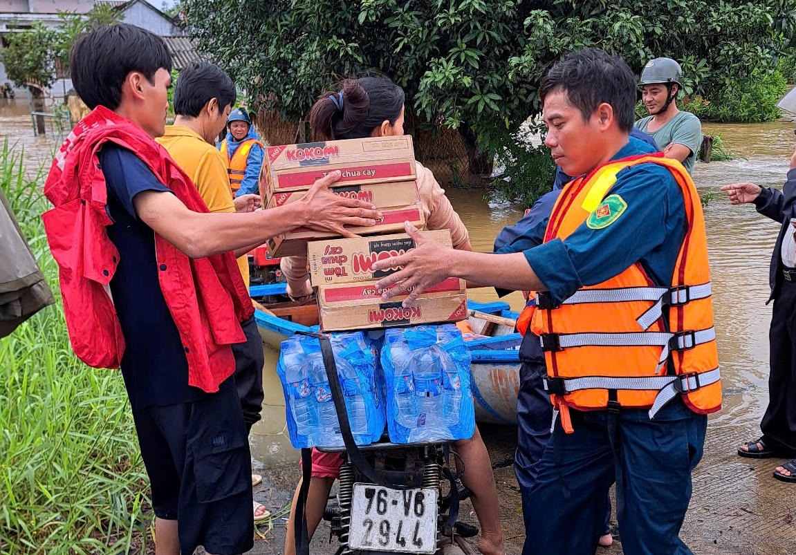 Lũ rút, Quảng Ngãi tích cực hỗ trợ người dân dọn dẹp, khôi phục cuộc sống