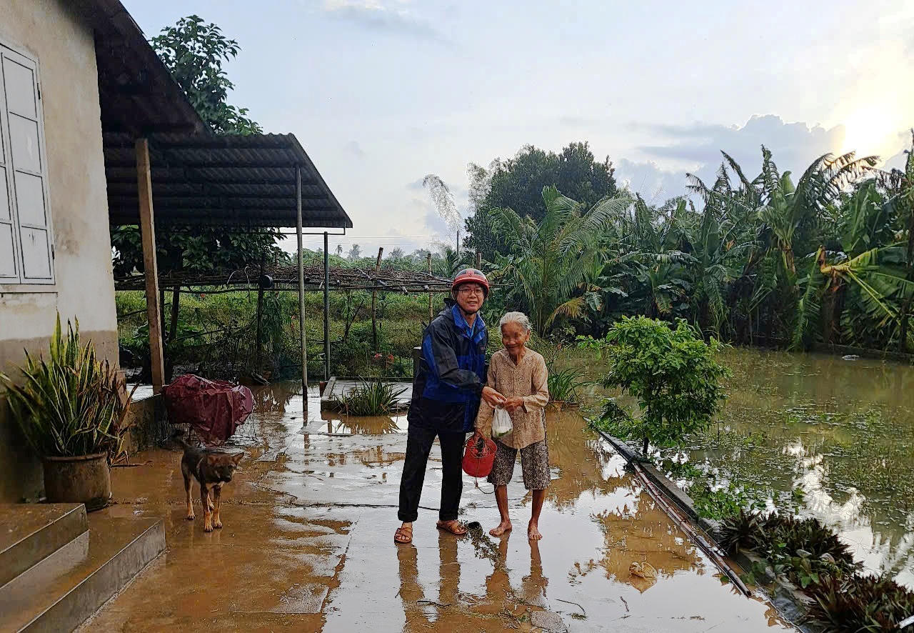 Lũ rút, Quảng Ngãi tích cực hỗ trợ người dân dọn dẹp, khôi phục cuộc sống