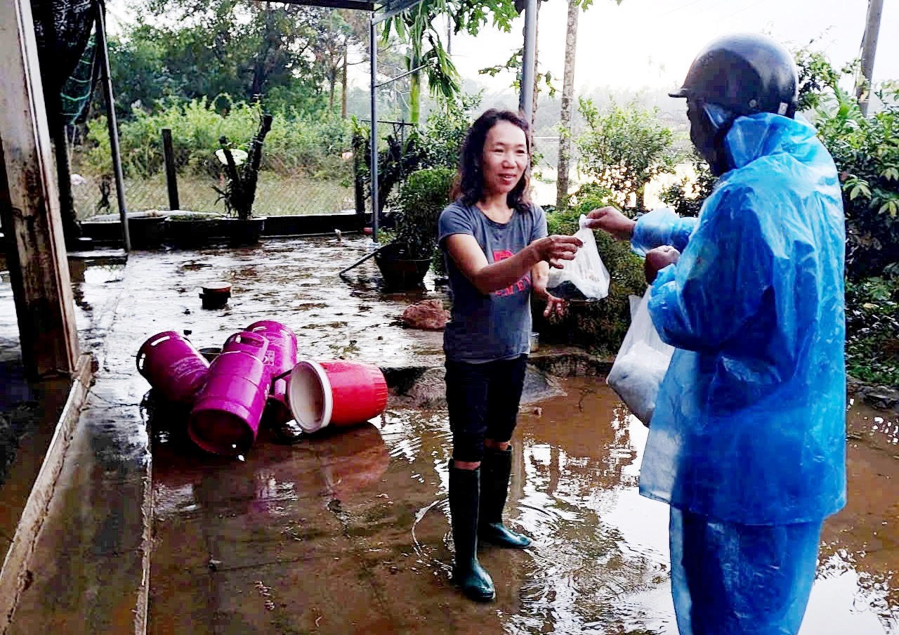 Lũ rút, Quảng Ngãi tích cực hỗ trợ người dân dọn dẹp, khôi phục cuộc sống