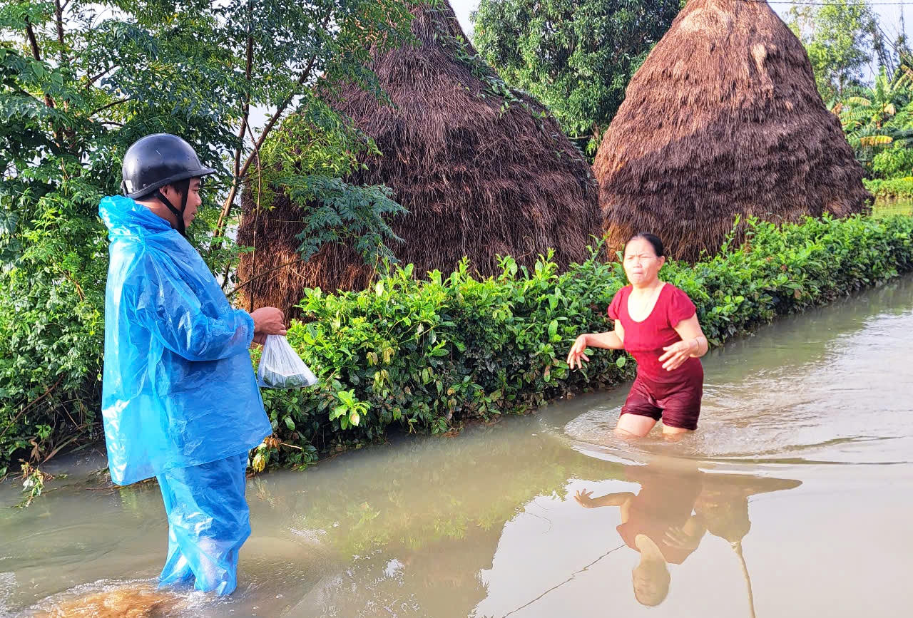 Lũ rút, Quảng Ngãi tích cực hỗ trợ người dân dọn dẹp, khôi phục cuộc sống