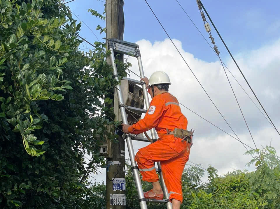 Lũ rút, Quảng Ngãi tích cực hỗ trợ người dân dọn dẹp, khôi phục cuộc sống