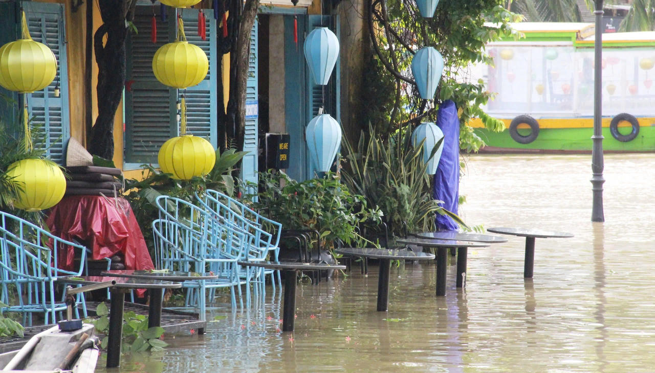Nước Sông Hoài dâng cao, du khách lội bì bõm chụp hình ở phố cổ Hội An