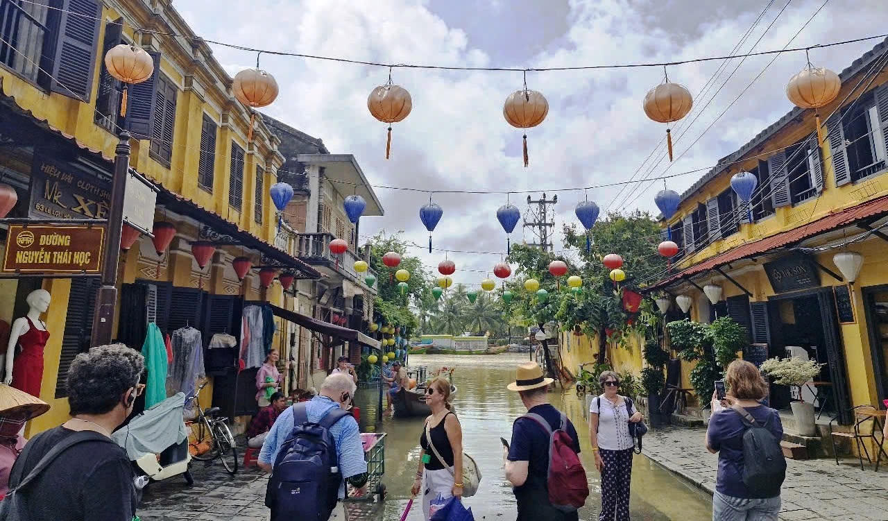 Nước Sông Hoài dâng cao, du khách lội bì bõm chụp hình ở phố cổ Hội An