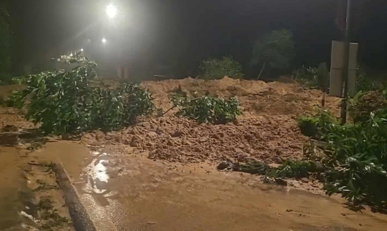 Sạt lở đường Hồ Chí Minh, đoạn qua huyện Phước Sơn ùn tắc