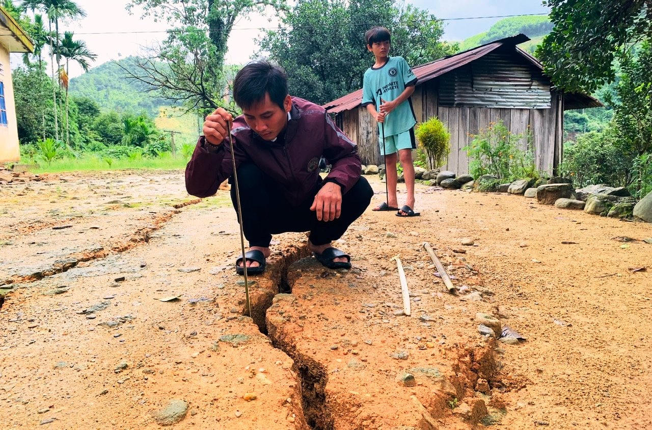 Vết nứt lớn xuất hiện giữa 1 làng ở huyện Bắc Trà My, sơ tán khẩn cấp 10 hộ dân
