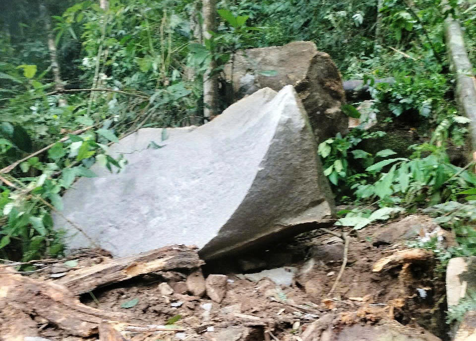 Động đất, nhiều tảng đá lớn lăn xuống đe doạ ngôi làng ở Quảng Nam