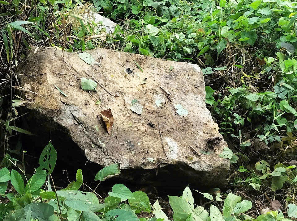 Động đất, nhiều tảng đá lớn lăn xuống đe doạ ngôi làng ở Quảng Nam