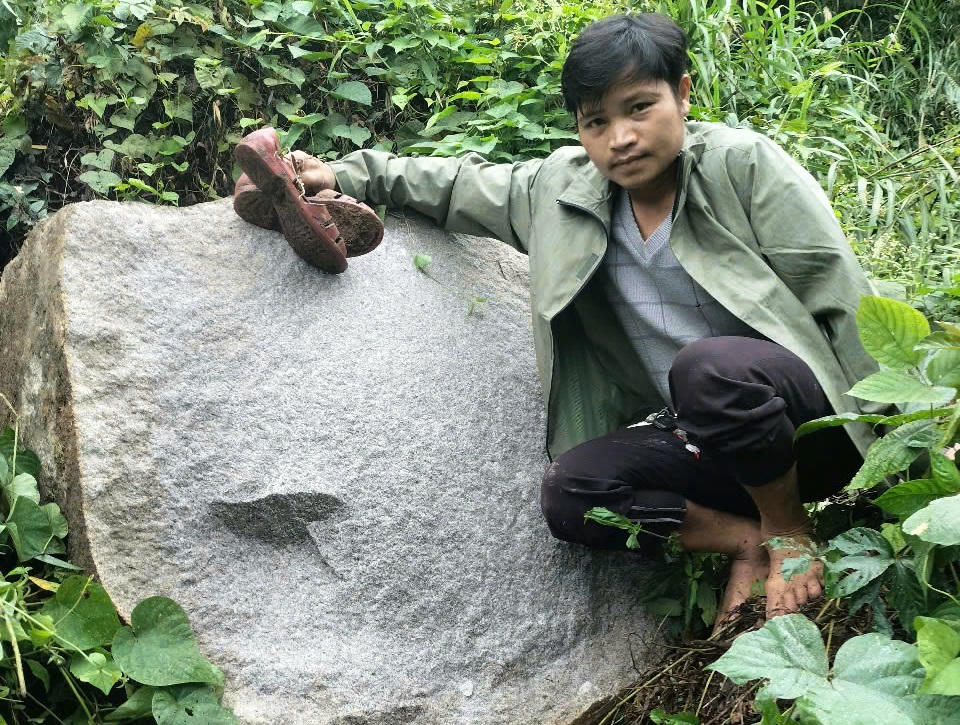 Động đất, nhiều tảng đá lớn lăn xuống đe doạ ngôi làng ở Quảng Nam