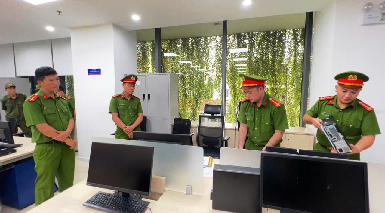 Hai vợ chồng Phó Giám đốc một ngân hàng lừa đảo, chiếm đoạt hơn 61 tỷ đồng