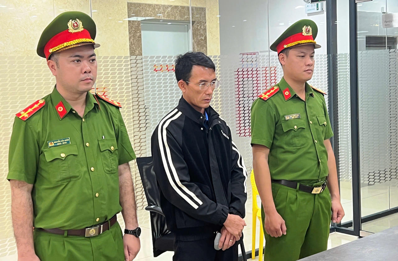 Hai vợ chồng Phó Giám đốc một ngân hàng lừa đảo, chiếm đoạt hơn 61 tỷ đồng