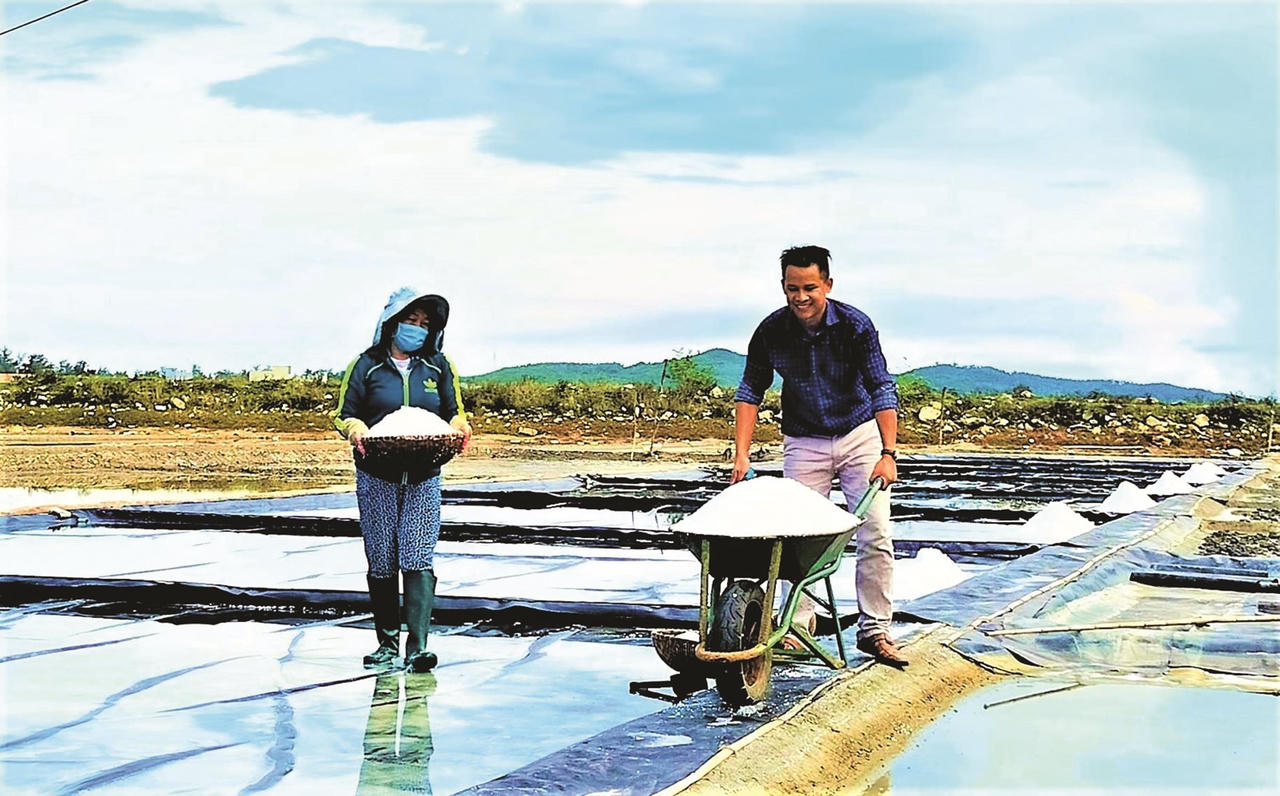 Làng muối Sa Huỳnh và hướng đi phát triển du lịch cộng đồng