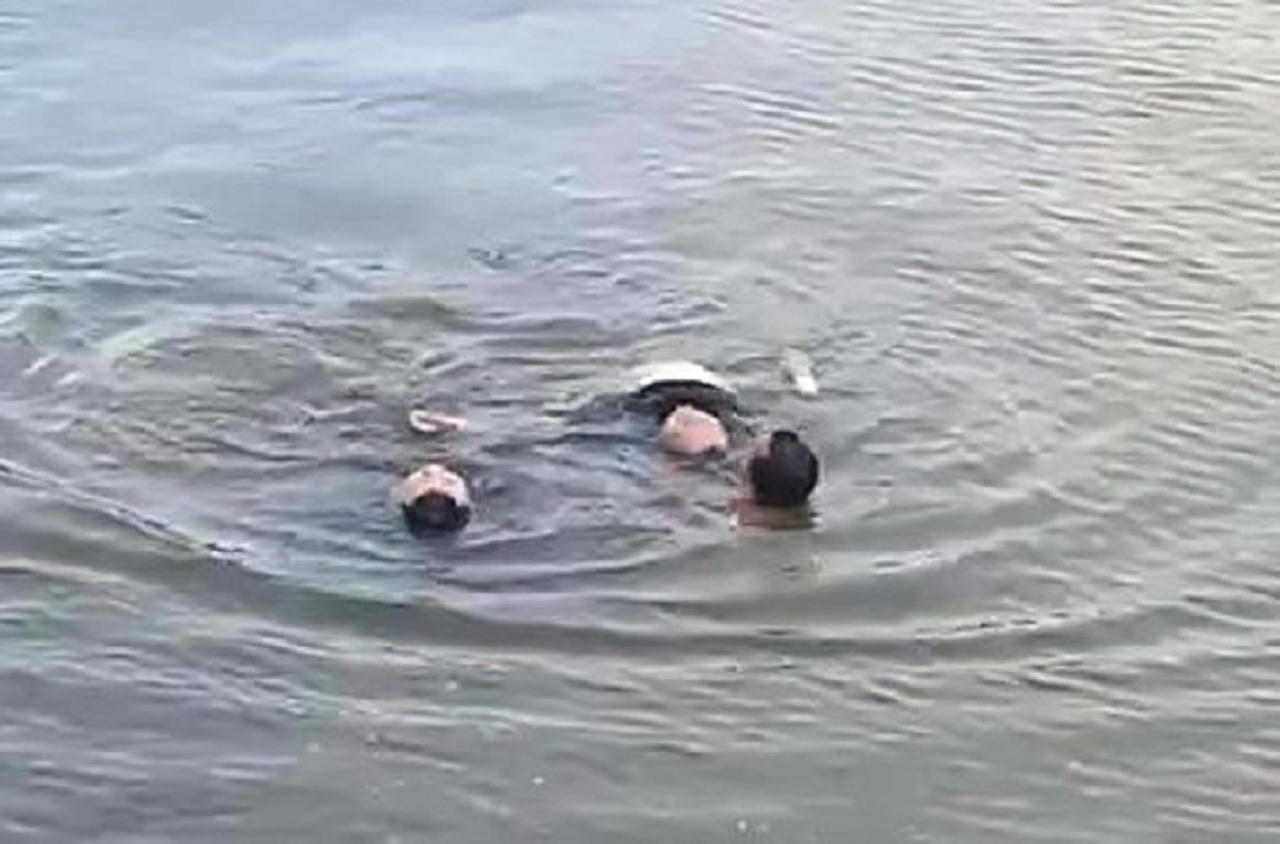 2 người đàn ông nhảy xuống sông cứu 1 phụ nữ