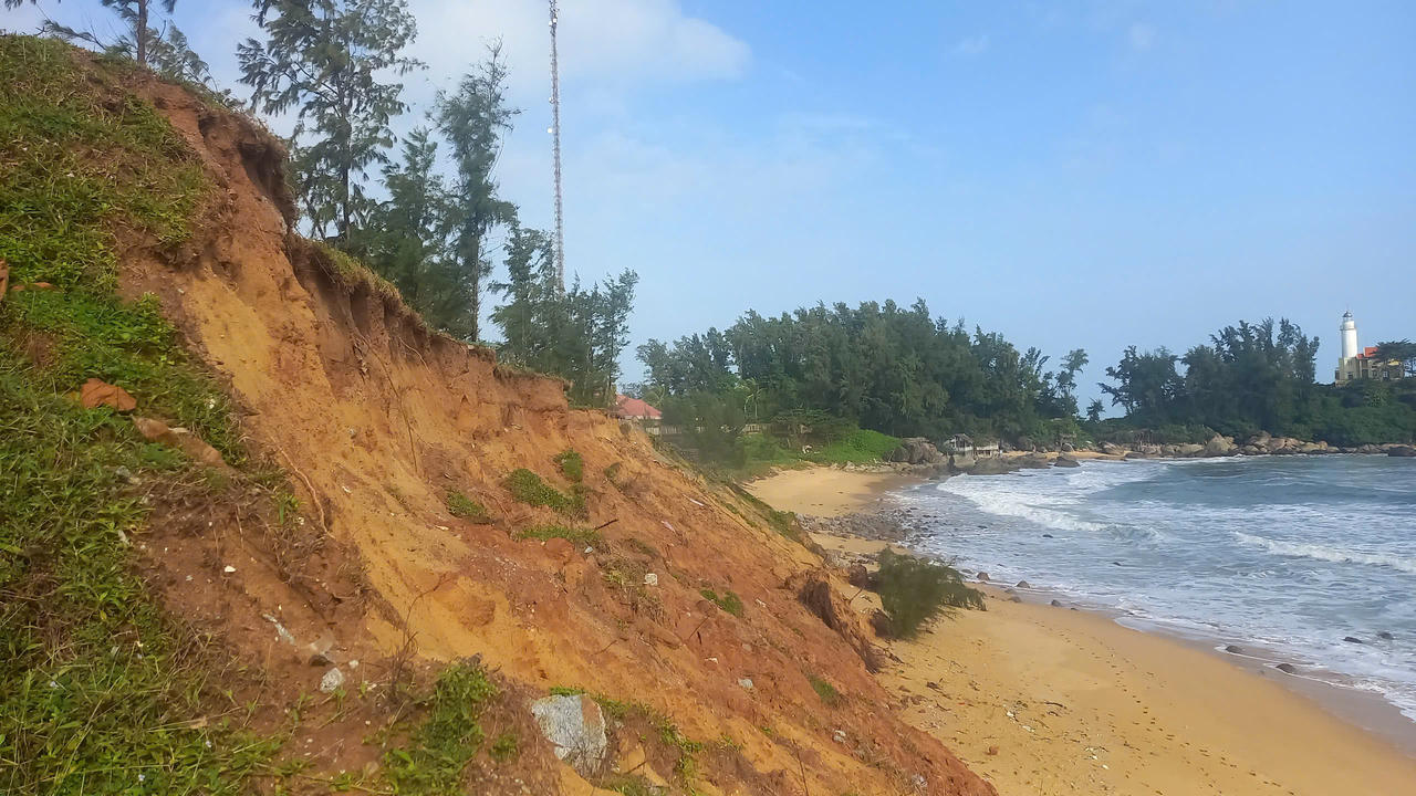 Bãi biển đẹp nhất Quảng Ngãi bị sạt lở, uy hiếp đường giao thông