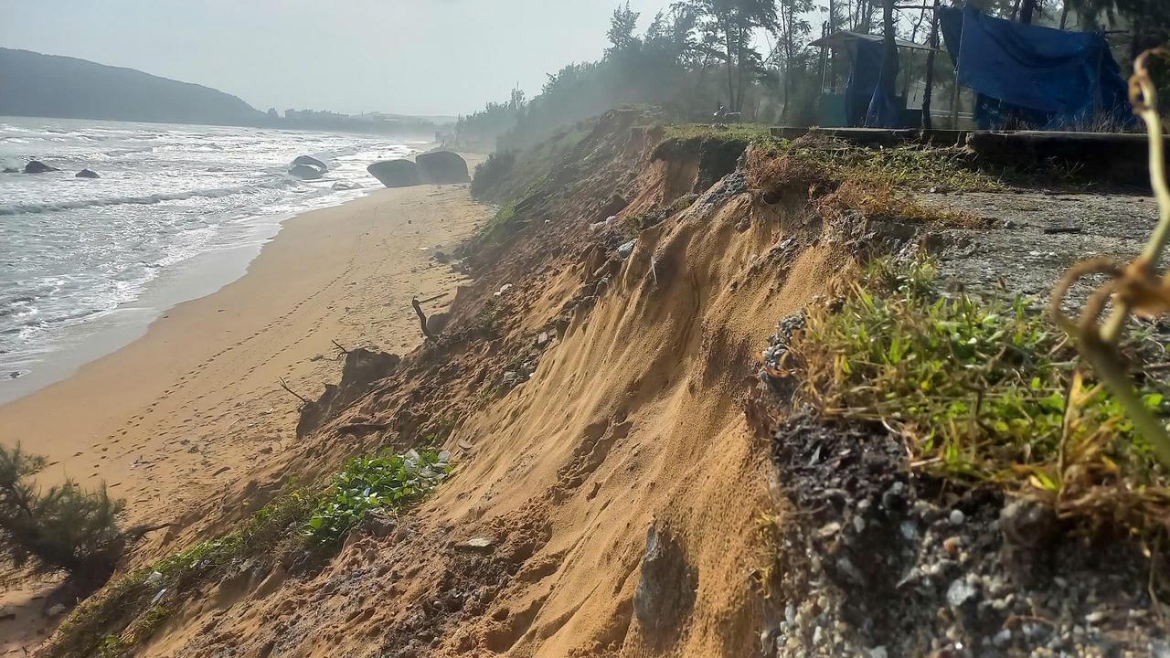 Bãi biển đẹp nhất Quảng Ngãi bị sạt lở, uy hiếp đường giao thông