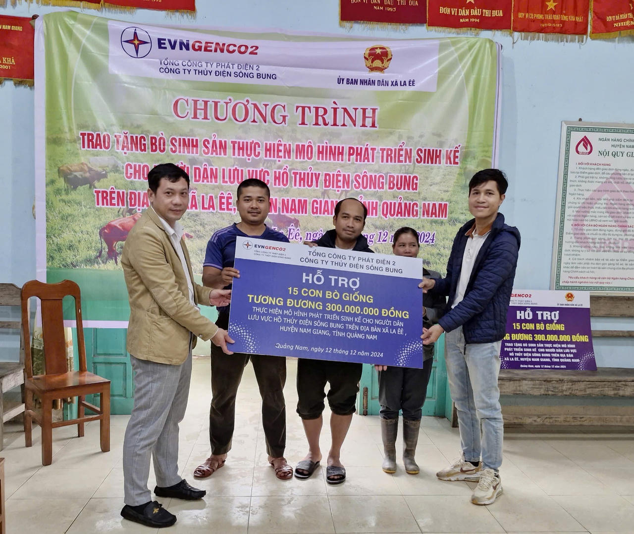 Công ty Thủy điện Sông Bung tặng 30 con bò giống cho người nghèo ở Quảng Nam