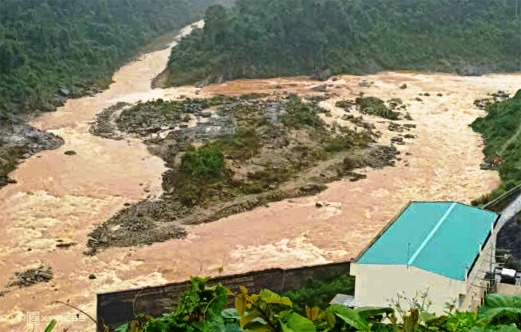 Cứu 4 người dân mắc kẹt giữa dòng nước lũ chảy xiết